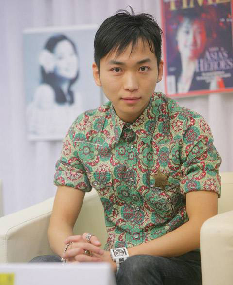 “青花”系虛擬時裝發布，設計師張馳和他的環保理念